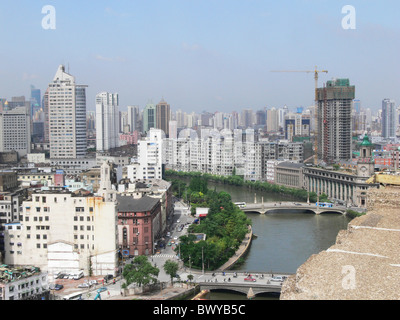 Moderna e antica architettura lungo il Fiume Suzhou vicino al Bund, Cina Foto Stock