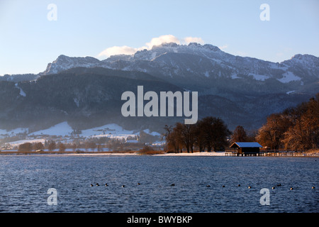 Paesaggio invernale vista attraverso il Chiemsee il Kampenwand, Chiemgau Alta Baviera Germania Foto Stock