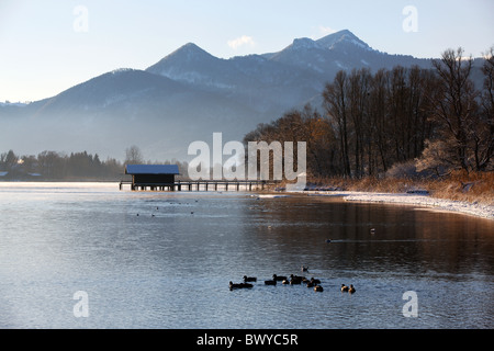 Paesaggio invernale vista attraverso il Chiemsee al Hochfeln, Chiemgau Alta Baviera Germania Foto Stock