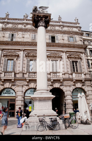 Colonna sormontata dal leone veneziano in Piazza Erbe Verona Foto Stock