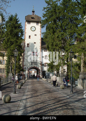 Città Vecchia Baden-Wurttemberg alberi bridge Germania Europa lanterne gate superiore pedonale rare passerby brook Foto Stock