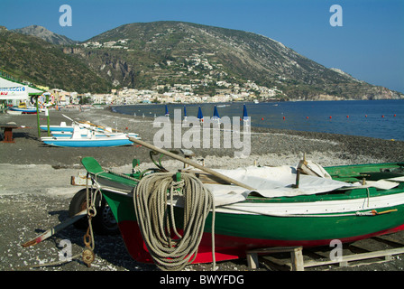 Spiaggia Canneto costa barca da pesca isola isola Italia Europa Lipari monti mare mare Eolie Sicilia Foto Stock