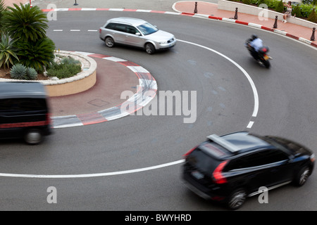 Auto e moto velocità intorno al famoso tornante che è parte del circuito del Grand Prix di Monaco. Foto Stock