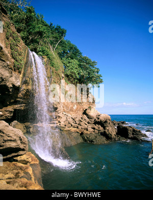 Costa Rica America centrale America Centrale costa della penisola di mare spiaggia di Montezuma Nicoya cascata Foto Stock