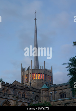 Blackburn guglia della cattedrale e lanterna 1962-67 aggiunto ai disegni e ai modelli di Laurence King e John Hayward, sera Foto Stock