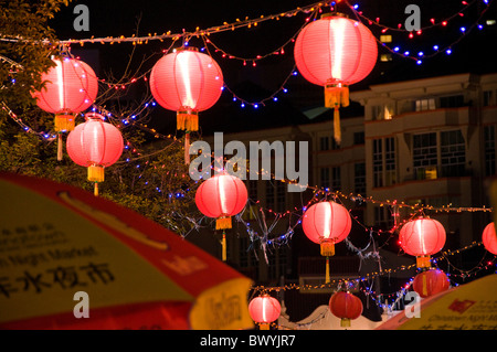 Carta lanterne cinesi appeso nel centro cittadino di Singapore Foto Stock