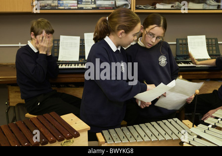 Builth Wells gli alunni delle scuola nell'anno 8 classe di musica Foto Stock