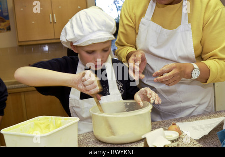 Anno 7 Tecnologia Alimentare classe a Builth Wells High School Powys Mid Wales UK Foto Stock