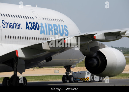 Airbus A380 i mondi più grande aereo passeggeri trainato per stand Foto Stock