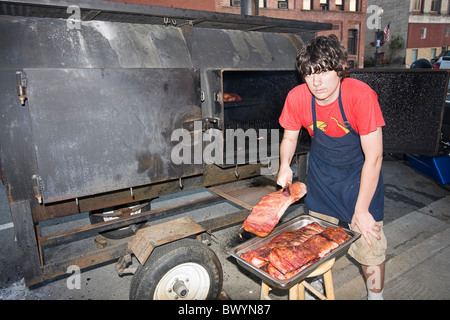 L'uomo barbeque costolette di maiale sulla strada fuori del ristorante in Wallace, un eccentrico piccola città nel nord di Idaho, Stati Uniti d'America. Foto Stock