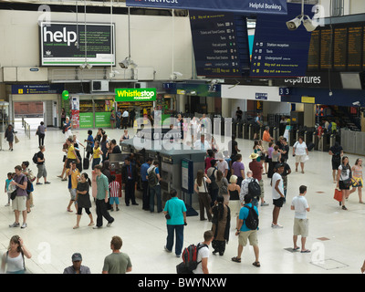 Londra Inghilterra persone che acquistano biglietti presso la stazione ferroviaria di Waterloo Foto Stock
