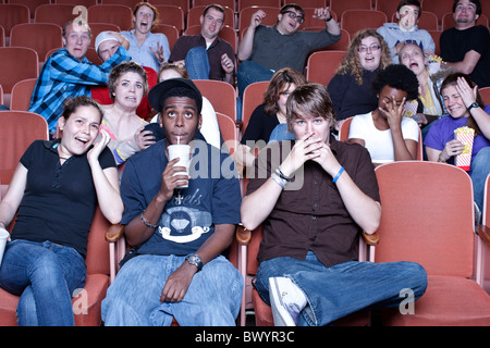 Amici guardando film in teatro Foto Stock