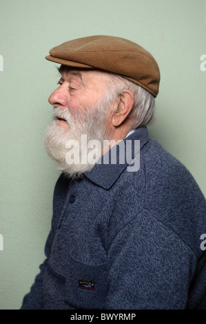 Ritratto di isolato di soggetti di razza caucasica uomo vecchio con una lunga barba bianca che indossa un cappello Foto Stock