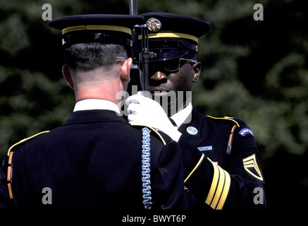 Arlington esercito nazionale cerimonia del cimitero di Distretto di Columbia Guardia d'onore la tomba del Soldato sconosciuto due soldi Foto Stock