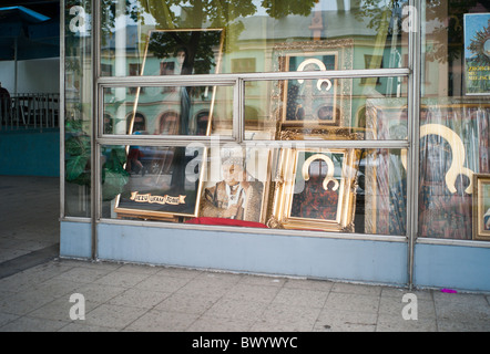 Una finestra di un negozio che vende articoli devozionali, Czestochowa, Polonia Foto Stock