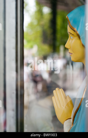 Una finestra di un negozio che vende articoli devozionali, Czestochowa, Polonia Foto Stock