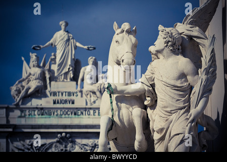 Fotografia della Rua Augusta Arch a Pracado Comercio di Lisbona, in Portogallo con il re Jose statua in primo piano. Foto Stock