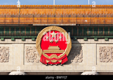 Simbolo sulla parte anteriore della Grande Sala del Popolo, Piazza Tiananmen, Pechino, Cina Foto Stock