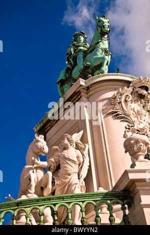 Fotografia del re Jose Statua in Pracado Comercio di Lisbona, in Portogallo. Foto Stock