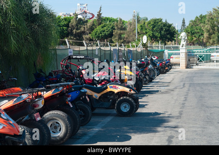 Moto Quad per il noleggio in piedi in area di parcheggio in linea. Cipro Foto Stock