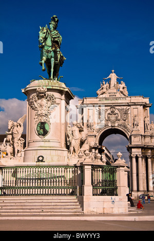 Fotografia del re Jose Statua in Pracado Comercio di Lisbona, in Portogallo con la Rua Augusta Arch in background. Foto Stock