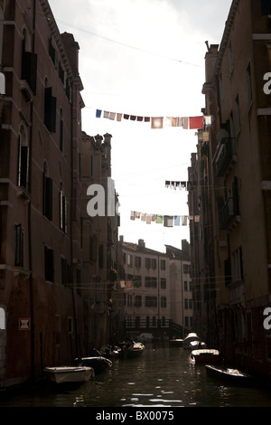 In piedi sul del Sestiere di Cannaregio e guardando in giù un piccolo canale di Venezia. Foto Stock