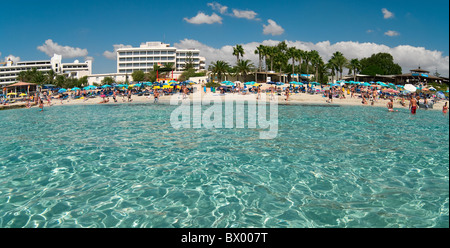 Azzurro chiaro trasparente mare Mediterraneo vicino alla spiaggia sabbiosa di Nissi Beach, Ayia Napa, Cipro. Foto Stock