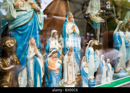 Una finestra di un negozio che vende articoli devozionali, Czestochowa, Polonia Foto Stock