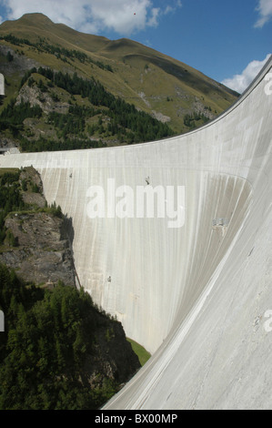 Energia acquatica Canton Ticino Diga del Luzzone energia elettrica centrale idroelettrica lago di montagna p Foto Stock