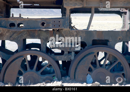 Parte di una formazione di ruggine motore di vapore alla stazione ferroviaria e al cimitero di Uyuni, il Salar de Uyuni in Bolivia. Foto Stock