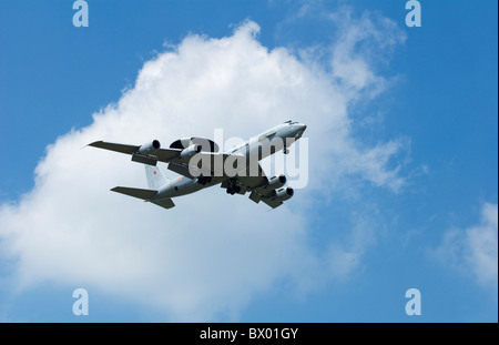 AWACS Boeing E-3F francese Air Force Armée de L'aria overhead volanti da sinistra a destra con il cielo blu di sfondo e nuvole di luce Foto Stock