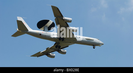 AWACS E-3F aereo attraverso il cielo visto da sotto con cielo blu sullo sfondo Foto Stock