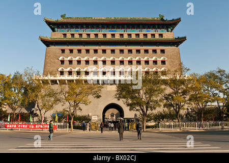 Torre di tiro con l'arco, noto anche come Qianmen Gate, adiacente a Zhengyangmen Gate, Piazza Tiananmen, Pechino, Cina Foto Stock