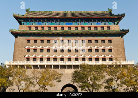 Torre di tiro con l'arco, noto anche come Qianmen Gate, adiacente a Zhengyangmen Gate, Piazza Tiananmen, Pechino, Cina Foto Stock