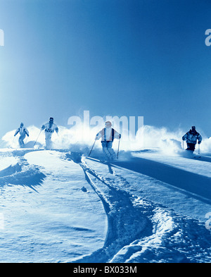 Montagna sci carving monocromatica di gruppo di sci da neve sci sport neve profonda neve profonda la guida inverno s Foto Stock