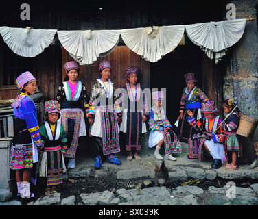 White Miao donne in costume tradizionale, Yutangcun, Huo, Longlin, Baise, provincia di Guangxi, Cina Foto Stock