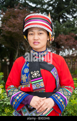 La donna da Sani minoranza, Shilin Yi, vicino Lunan e Kunming, nella provincia dello Yunnan in Cina Foto Stock
