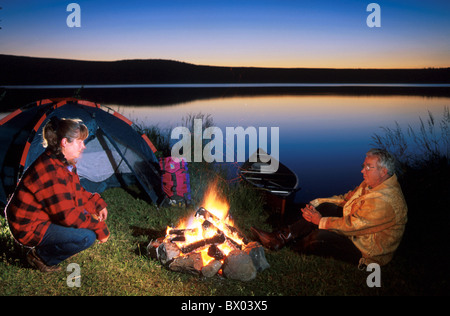 Di notte la British Columbia fuochi Camping Canada America del Nord America canoa Chilcotin Paese Clearwater Foto Stock