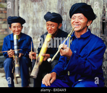 Miao bianco uomo in costume tradizionale di tabacco da fumo tubo, Xinzhai, Shechang, Longlin, Baise, provincia di Guangxi, Cina Foto Stock