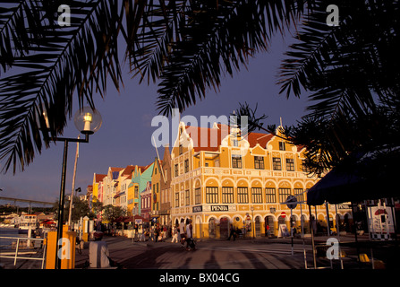 Città Breedestraat Curacao costa case case Antille Olandesi palme promenade Punda Caribbea mare Foto Stock