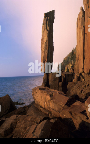 Mantello bilanciato Canada America del Nord America costa umore estremo Nova Scotia roccia molle mare strano vicino Foto Stock