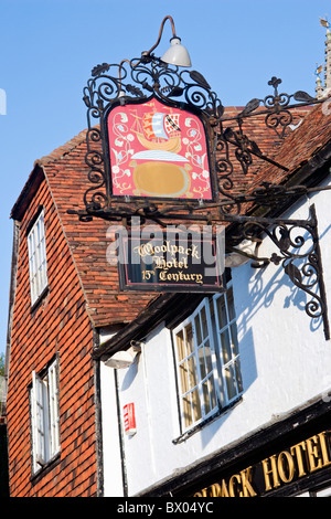 The Woolpack Hotel che mostra lo storico Pub Sign, High Street, Tenterden, Kent, Inghilterra, REGNO UNITO Foto Stock