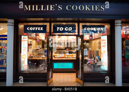 Millie's cookies shop all'interno della stazione centrale di Glasgow. Foto Stock