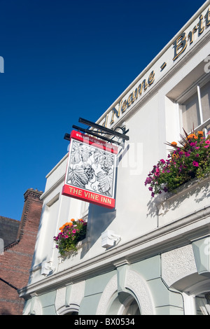 Public House "The Vine Inn" (dettaglio della facciata), High Street, Tenterden, Kent, Inghilterra, REGNO UNITO Foto Stock