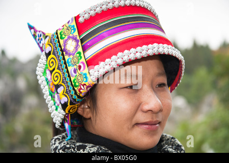 La donna da Sani minoranza, Shilin Yi, vicino Lunan e Kunming, nella provincia dello Yunnan in Cina Foto Stock