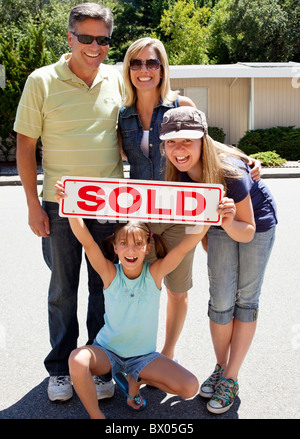 Emozionato Caucasian azienda familiare " vecchia " segno Foto Stock