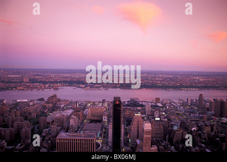 Città crepuscolo vista dall' Empire State Building a New Jersey umore skyline di New York Town twilight USA America U Foto Stock