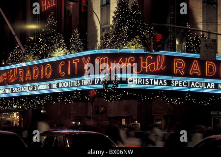 La notte di Natale al neon di Manhattan luci al neon New York notte Radio City Music clamoroso USA America unite Foto Stock