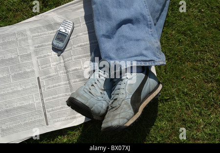 Corsi di borsa gambe borsa business dettaglio quotidiano delle finanze piedi telefono cellulare telefono corpo Jeans det Foto Stock