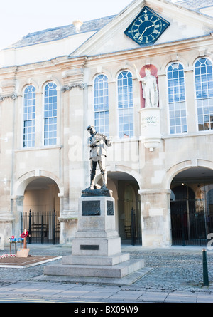 Statua di Carlo rotoli di fronte la Shire Hall di Monmouth Foto Stock